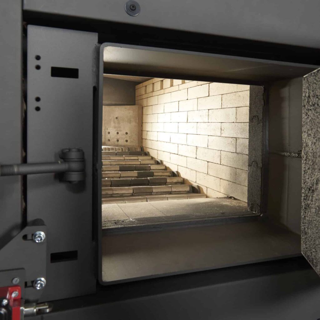 Blick in den Feuerraum eines Spänekessels von Nolting